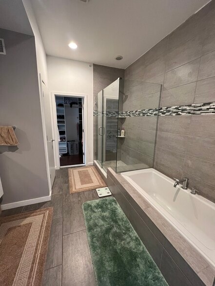 Bathroom Suite - 227 W Thompson St