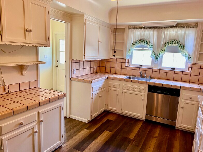 Building Photo - 4211 Ridgeway Dr