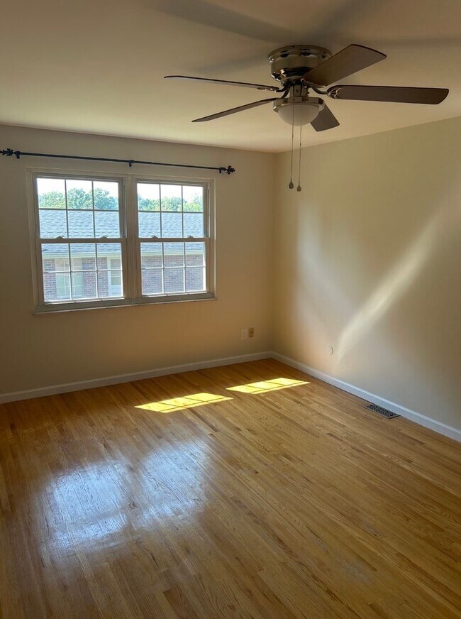 Building Photo - 1130 Heathshire Dr