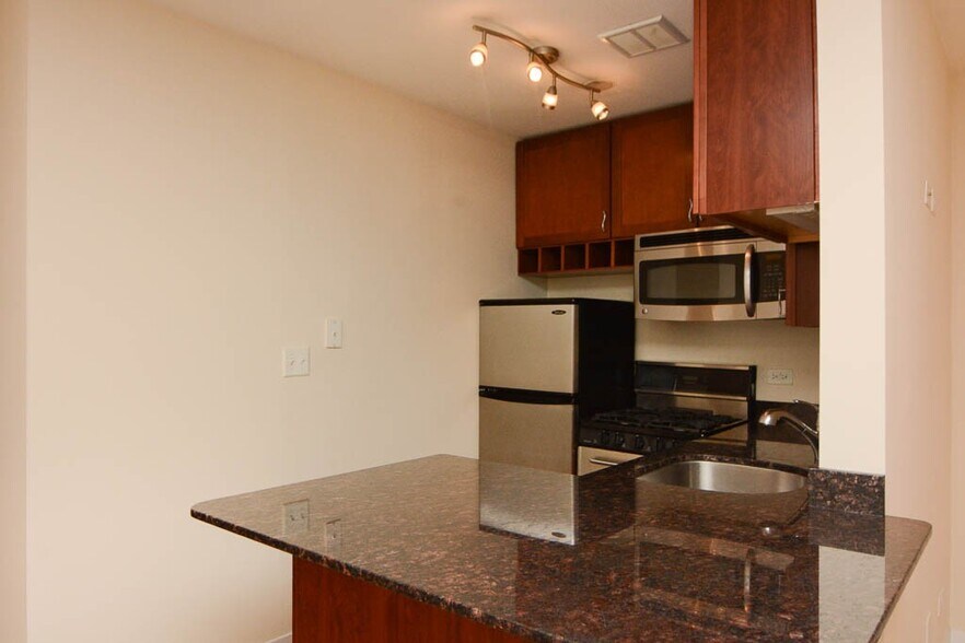 Building Photo - 630 W Wrightwood Ave