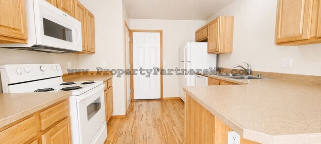 Building Photo - Very Nice 3 Bed 2.5 Bath Town house in River Rock Subdivision!