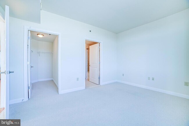 Building Photo - 5750 Bou Ave