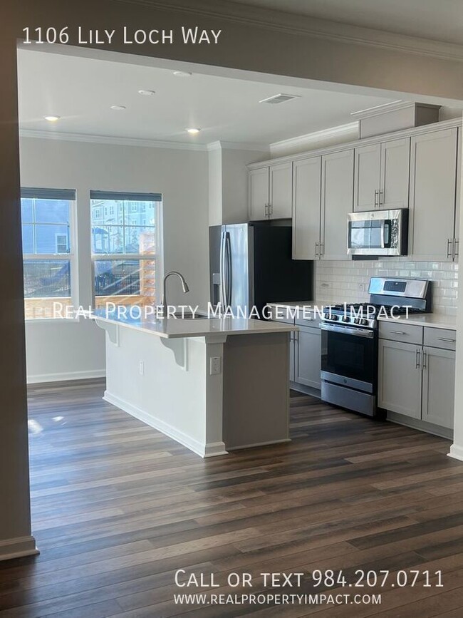 Building Photo - Spacious 4 bedroom 4 Bath Modern Townhome ...