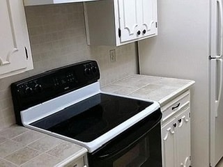 Kitchen - 2005 Rexford Rd