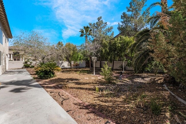 Building Photo - Luxurious Home in Gated Community