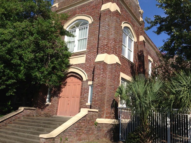 Primary Photo - 70 Carolina St