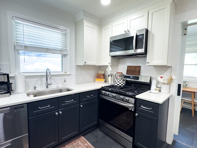 Building Photo - 5415 Larchmont Ave