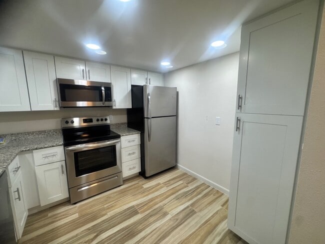 Building Photo - 3607 Edgewater Dr