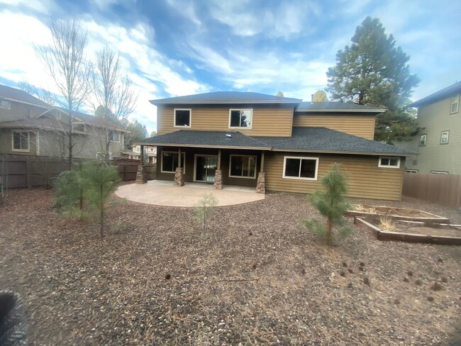 Building Photo - Stunning Ponderosa trails Home