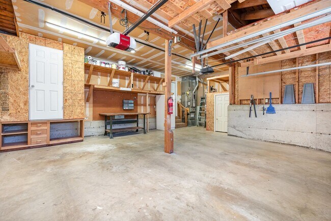 Building Photo - 5 Bed 3 Bath home In Bellevue Available Now