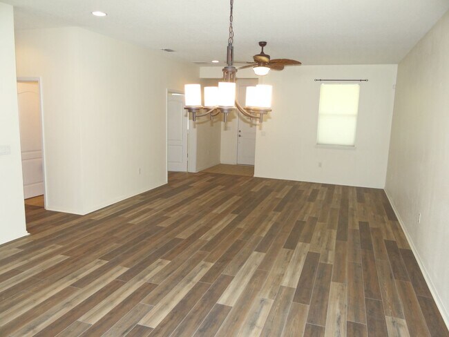 Building Photo - Spacious 4/2/2 home in south St Petersburg