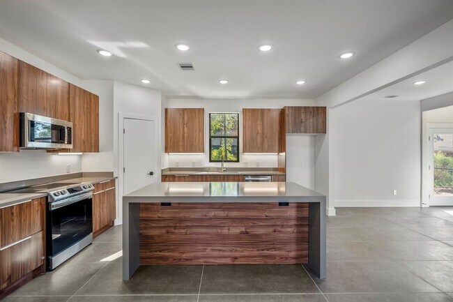 Building Photo - 10728 Twin Oak Dr