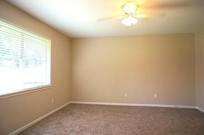 Building Photo - 2618 Tinechester Dr