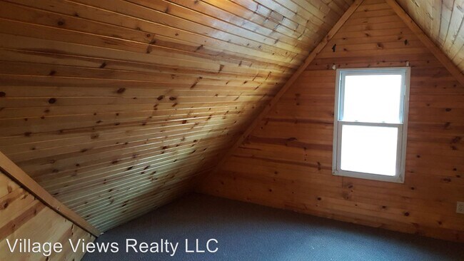 Building Photo - 102 E Brown St