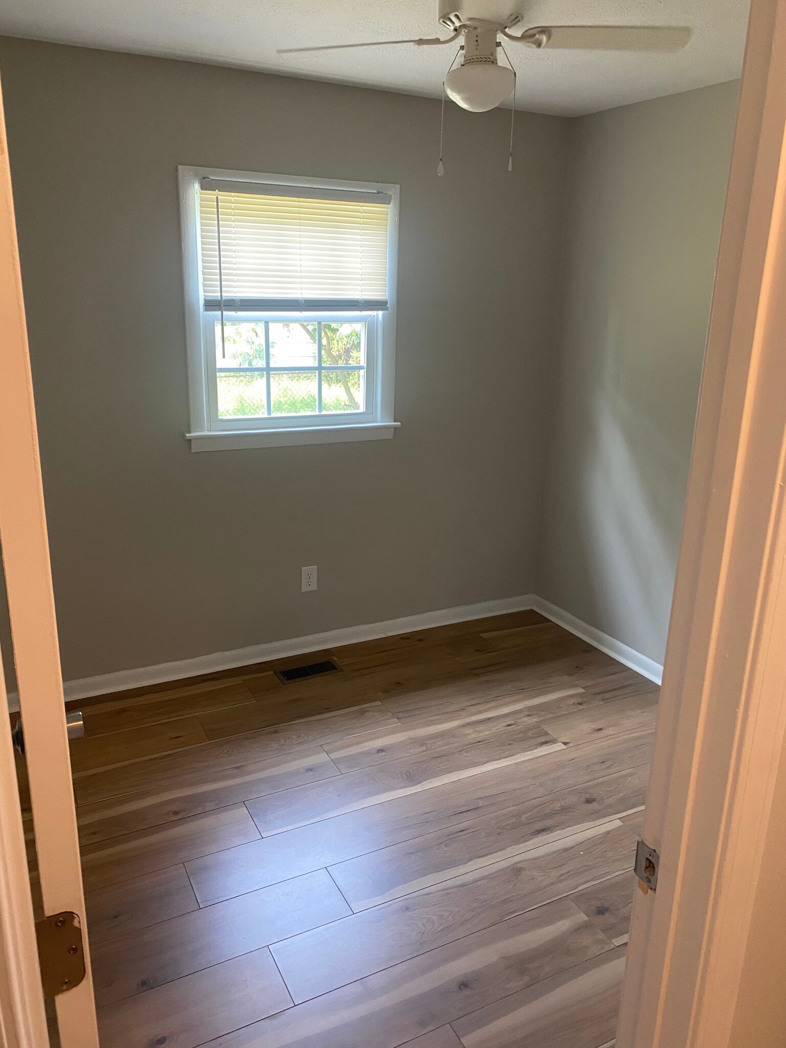 Bonus room/office - 1634 Shaw Rd
