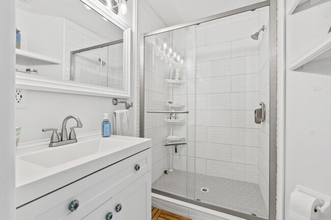En suite bathroom - 574 Ryans Woods Ln