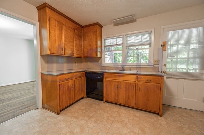 Building Photo - 6-Bedroom Home with Finished Basement. Com...