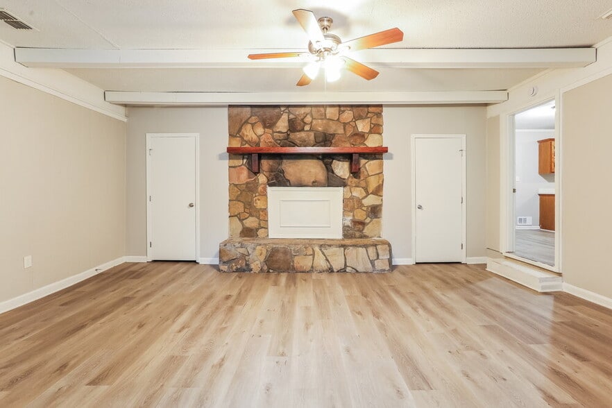 Building Photo - 1338 W Stoneybrook Dr