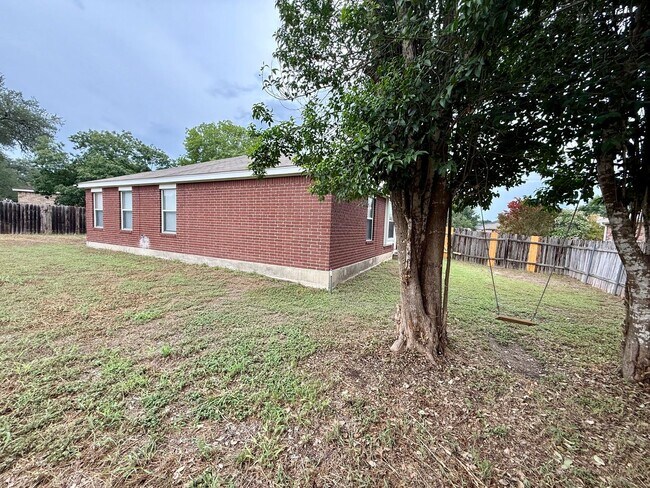 Building Photo - Beautiful 3 bedroom, 2 bathroom home in th...