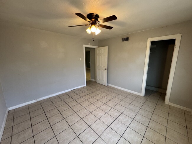 Building Photo - Fouplex unit ready to move in in Castle Hill!