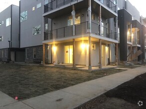 Building Photo - 2030