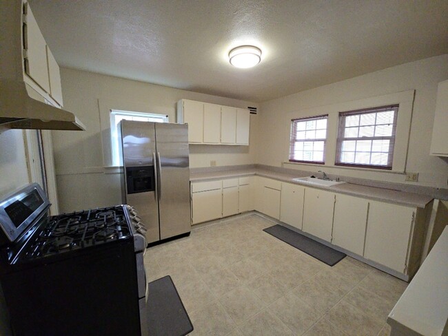 Building Photo - 2BR Eureka home features fully-fenced yard!