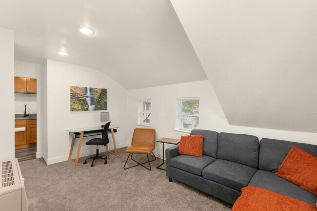Building Photo - For Rent – 1 Bed / 1 Bath Apartment in Lak...