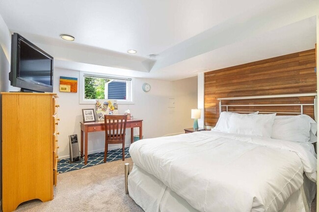 Building Photo - 3Bd/2.5Ba Seattle House