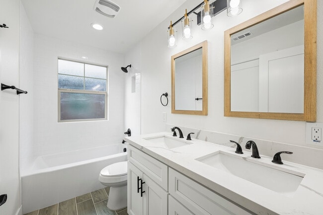 Building Photo - 915 E Central Ave