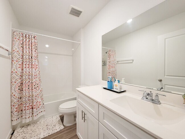 Building Photo - Ready to move in! The Granville floor plan...