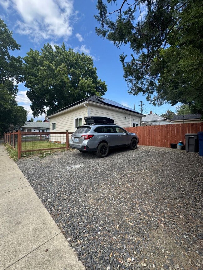 Building Photo - Updated 3 Bed/ 2 Bath Rental