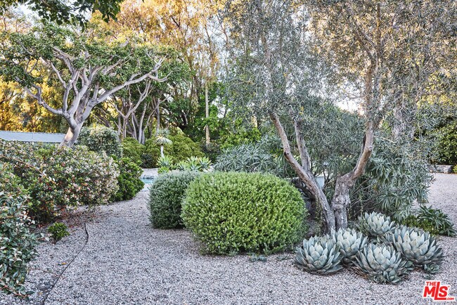 Building Photo - 6715 Fernhill Dr