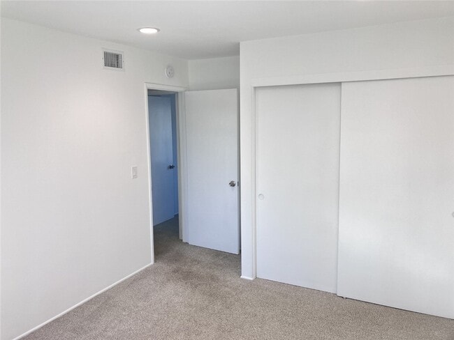 Building Photo - 9022 Hyde Park Dr