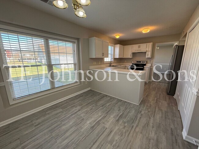 Building Photo - Spacious 4 Bedroom Home with Modern Comfor...