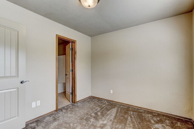 Building Photo - AVAILABLE 3-15-2020  FOR OCCUPANCY IN YUKON, MUSTANG SCHOOLS!