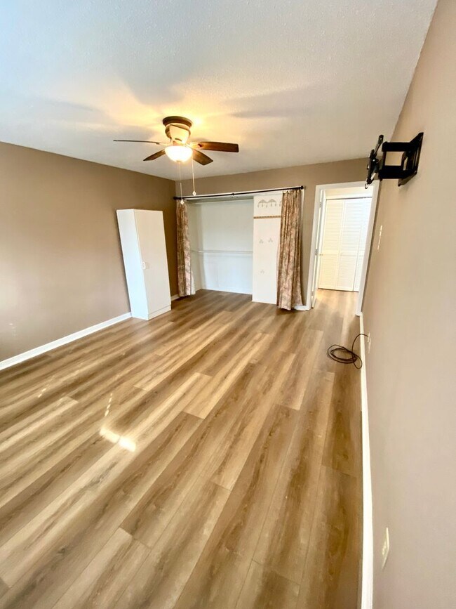 Building Photo - Townhome Style Loft Condo Gated Marina Community + Utilities Included!