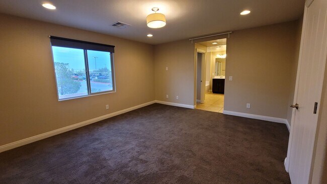 Building Photo - SW BEAUTY!!!   215/RUSSELL AREA