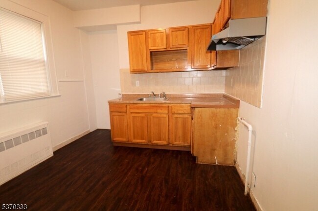 Building Photo - 176 Shephard Ave