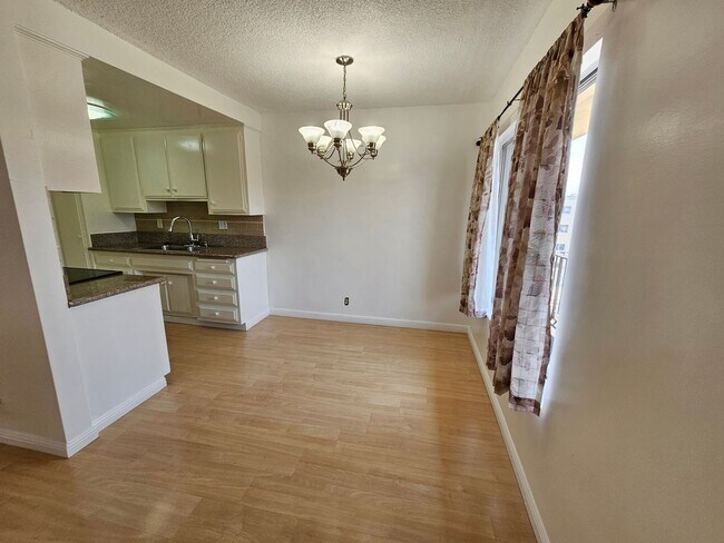 Building Photo - 2 Bed/ 2 Bath, TOP FLOOR CONDO