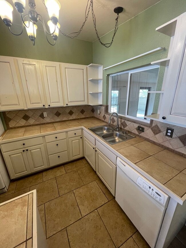 Building Photo - Beautifully Updated 3 Bedroom/2 Bathroom H...