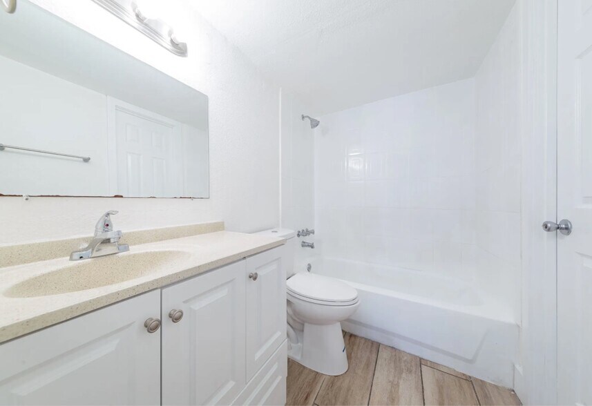 Building Photo - 877 NE 91st Ter