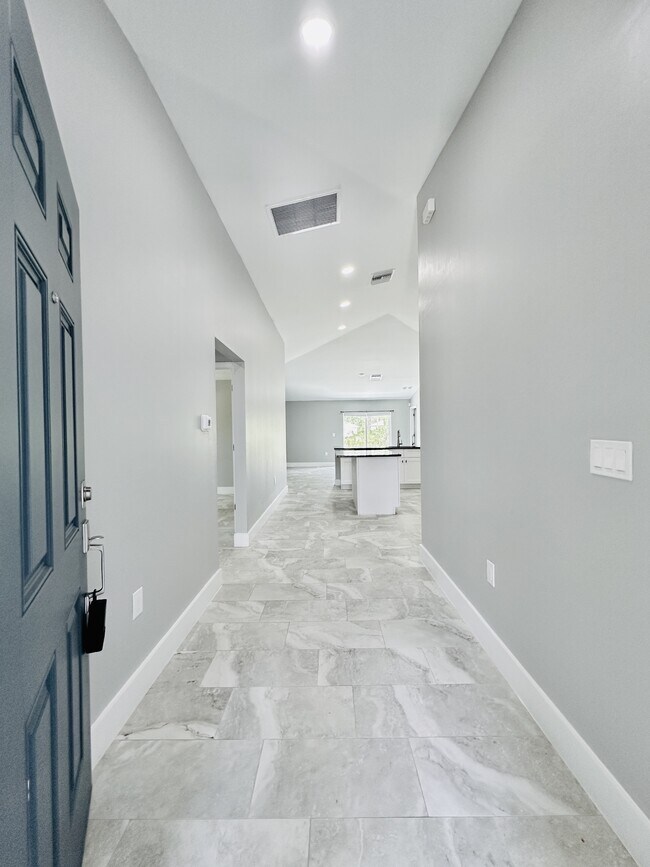 Building Photo - 489 Lenox Ave