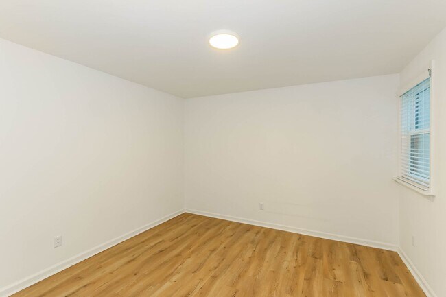 Building Photo - One Month Free ~ 1 bed/1 bath on King St.