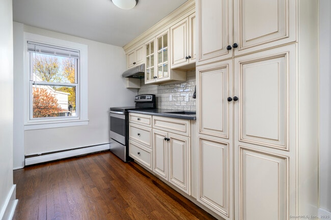 Building Photo - 6 Fremont Pl