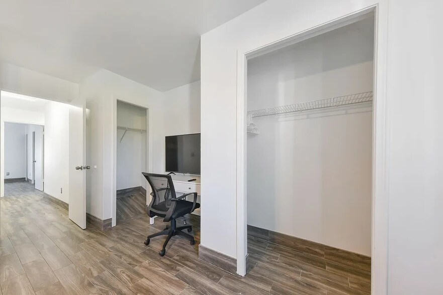 Building Photo - 512 10th Ave S