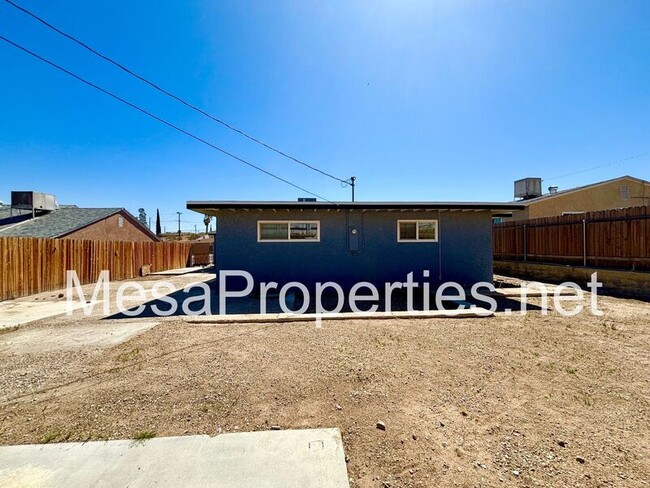 Building Photo - 820 Caliente Dr