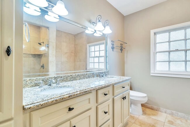 Building Photo - ** 3 bed 2 bath located in McGehee Estate ...
