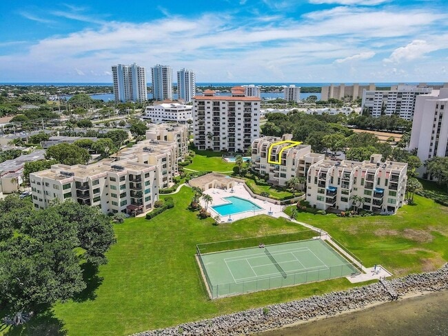 Building Photo - 372 Golfview Rd