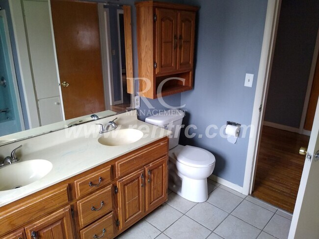 Building Photo - 905 Sprague-
