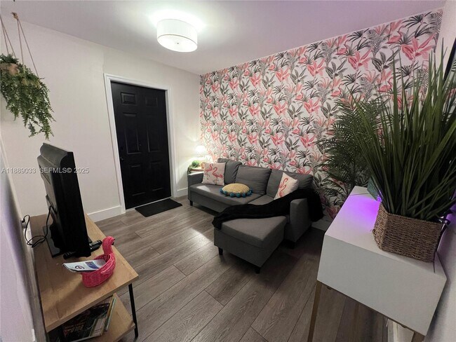 Building Photo - 3102 SW 10th St